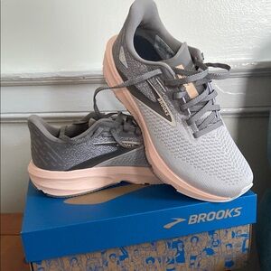Brooks Women's Shoes in Gray and Pink